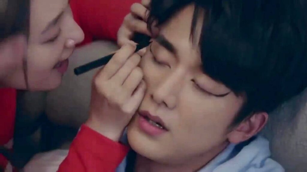 ترسم على وجه حبيبـها لتجعله يبدو تافه امام صديقه