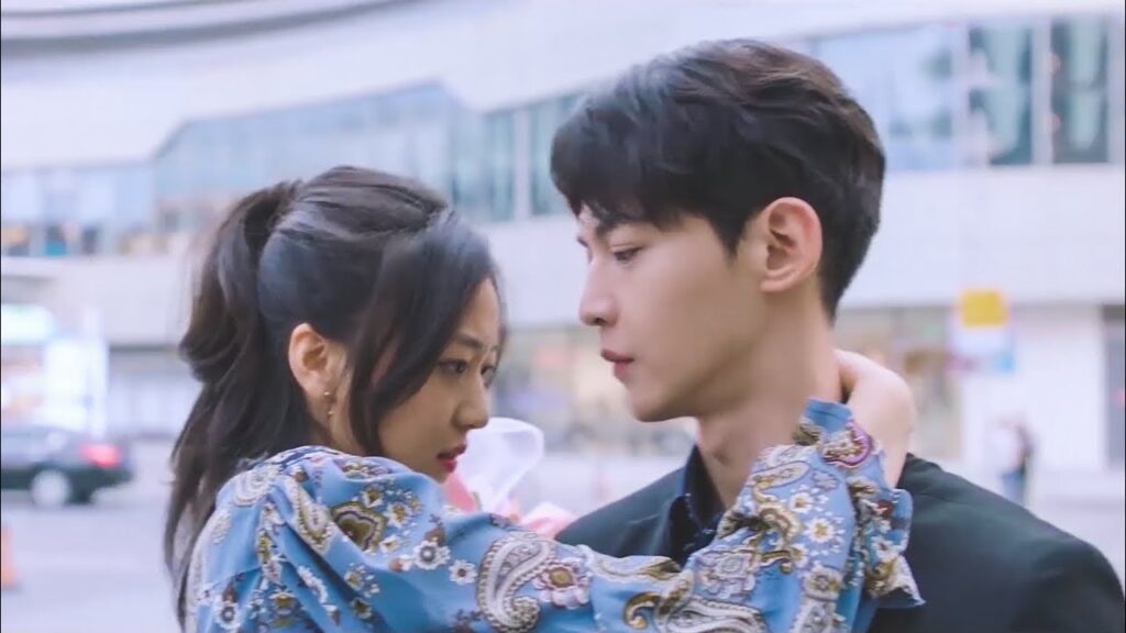 يظهر غيرتهُ عليها عند رؤيتِها مع صديقها في موعد غرامي.. مشهد من مسلسل عدنا للحب | Way Back Into Love