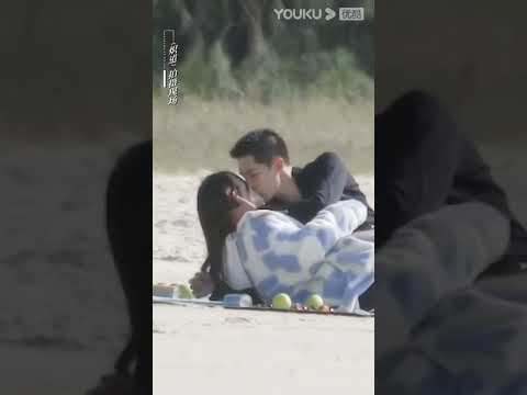 “الوقوع في حبك”|قبلة روه نا ودوان يوي تشنغ الحلوة على الشاطئ!|YOUKU "الوقوع في حبك"|قبلة روه نا ودوان يوي تشنغ الحلوة على الشاطئ!|YOUKU