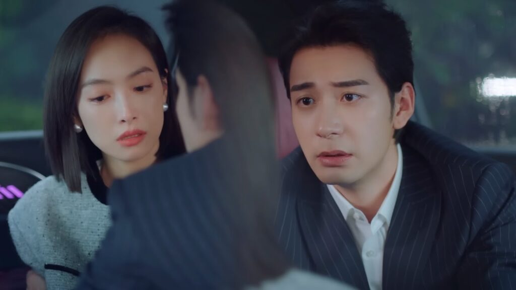 ليفوز في المنافسة يسرق من حبيبته مما دفعها للغضب وإلغاء حفل زفافهما🥺مشهد  من "عزيزتنا المترجمة"