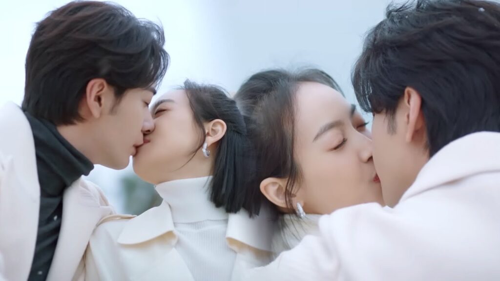 تحقق حلمها وتسافر فيترك عمله على الفور ويطارد زوجته إلى الخارج💖مشهد رومانسي من "عزيزتنا المترجمة"