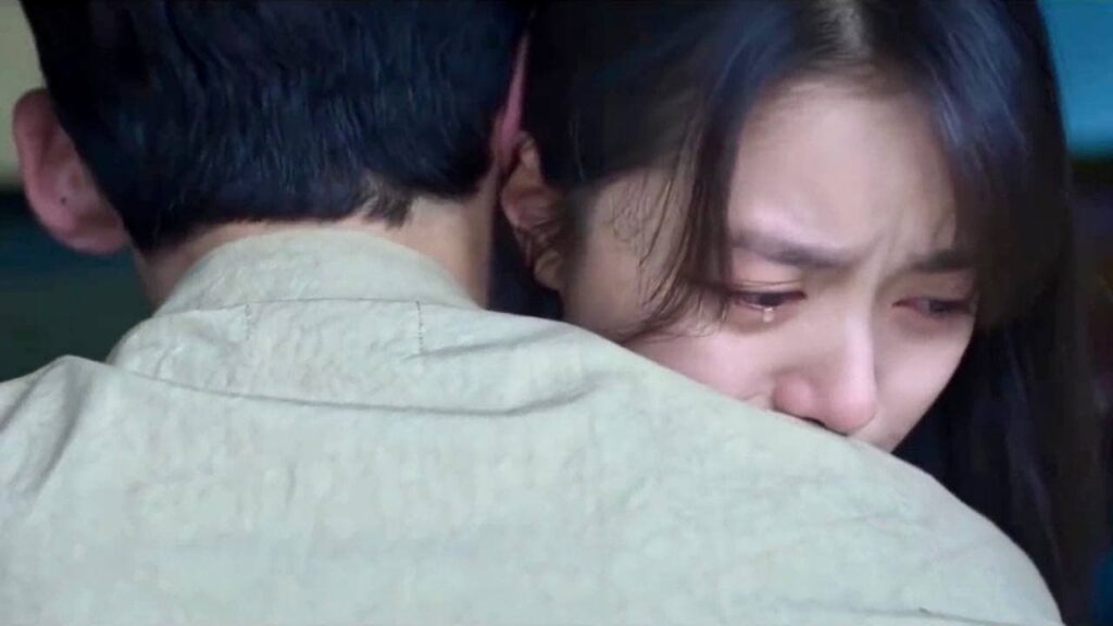 تحتضن حبيبها وهي تبكي ولكن فجأة تخبر الناس بانه منحرف  ( العودة )