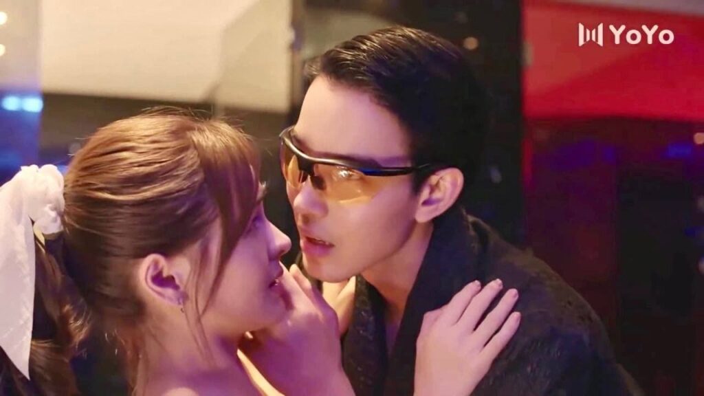 يحاول تقبيلها لكنها تستمر بالهرب منه ❤️😍  ( وضع التشغيل )