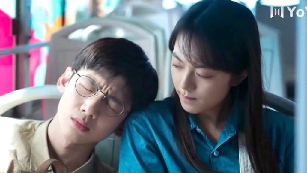 ينام على كتفها فتنحرج و تجعله يقع 😂💔 ( العودة ) ينام على كتفها فتنحرج و تجعله يقع 😂💔 ( العودة )