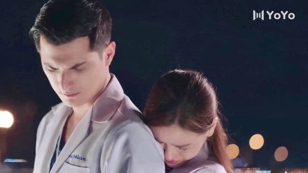 تبكي على حبيبها بين احضان صديقها الذي يحبها 💔😭 ( وضع التشغيل ) تبكي على حبيبها بين احضان صديقها الذي يحبها 💔😭 ( وضع التشغيل )