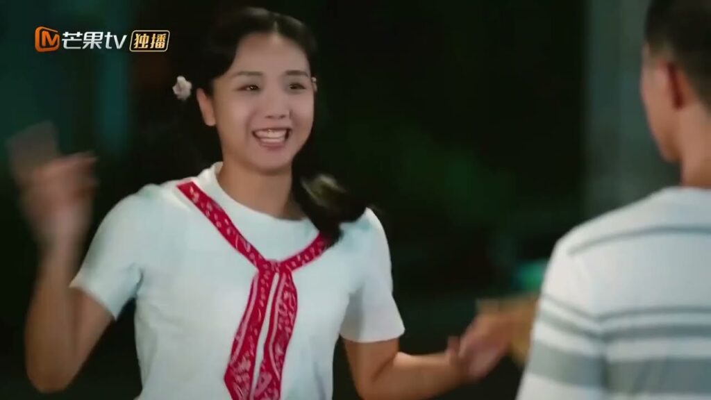 تتصرف على طبيعتها فتغني و ترقص امامه مما جعله قلبــه يخفق لها ❤️( شبابنا )