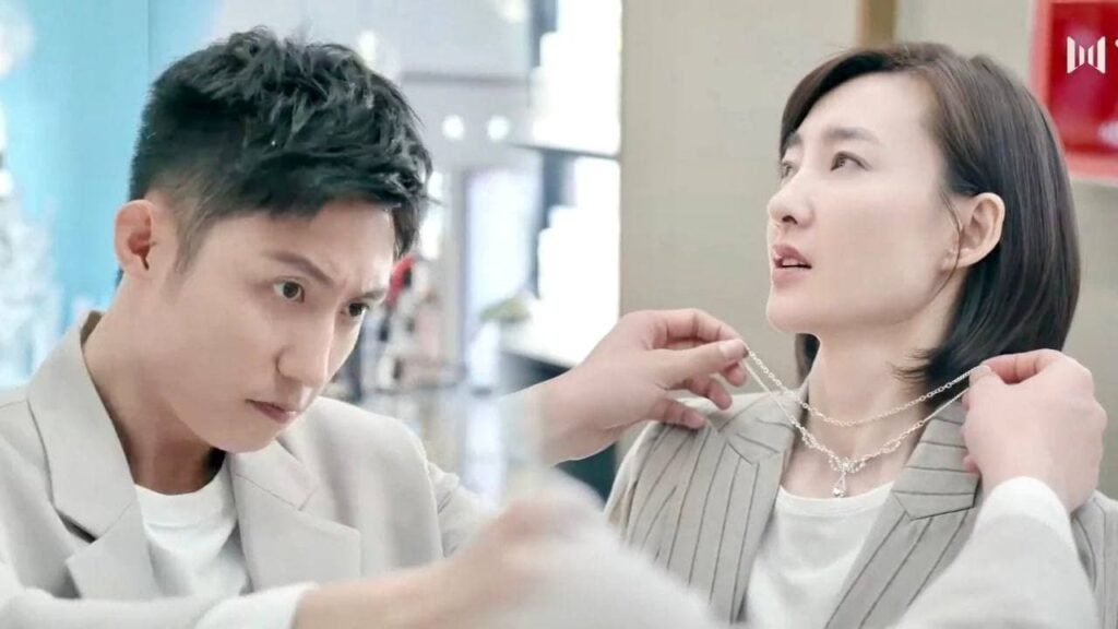 يجرب الرئيس القلادة على حارسته الشخصية ❤️😍 ( محظوظ بلقائك ) يجرب الرئيس القلادة على حارسته الشخصية ❤️😍 ( محظوظ بلقائك )