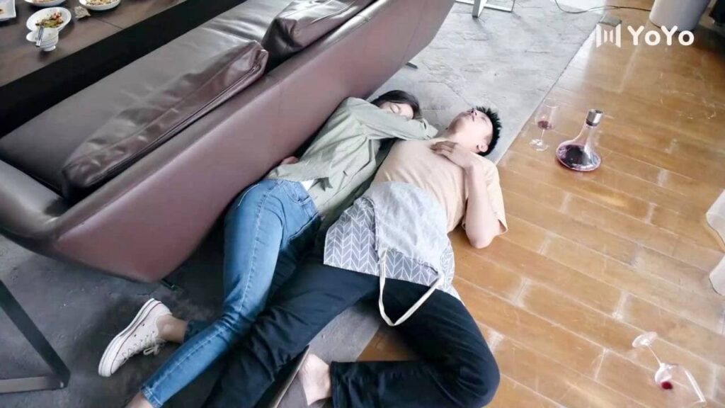 لماذا انتي نائمة فوقي؟ في منزلي ؟  ( محظـوظ بلقائـك | Lucky With You ) ❤️