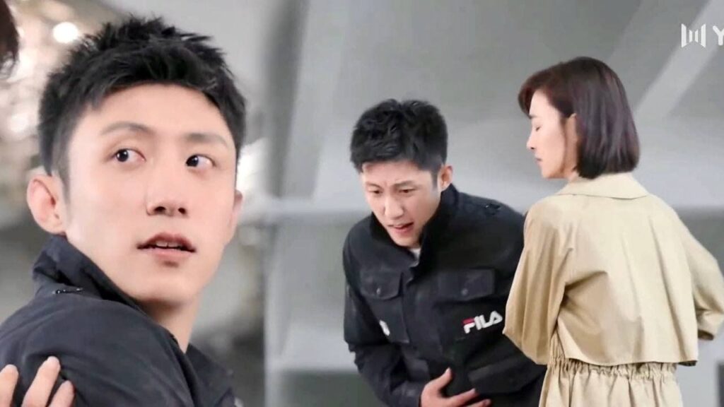 تأتي حارسته وتنقذ رئيسها الذي تعرض للهجوم من قبل مختل 😱💔 ( محظوظ بلقائك ) تأتي حارسته وتنقذ رئيسها الذي تعرض للهجوم من قبل مختل 😱💔 ( محظوظ بلقائك )