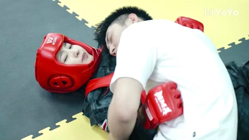 يرمي بنفسـهِ عليها و يحتضـنها  أمام الجمـيع 😱🙈😍 ( محظـوظ بلقائـك | Lucky With You ) ❤️