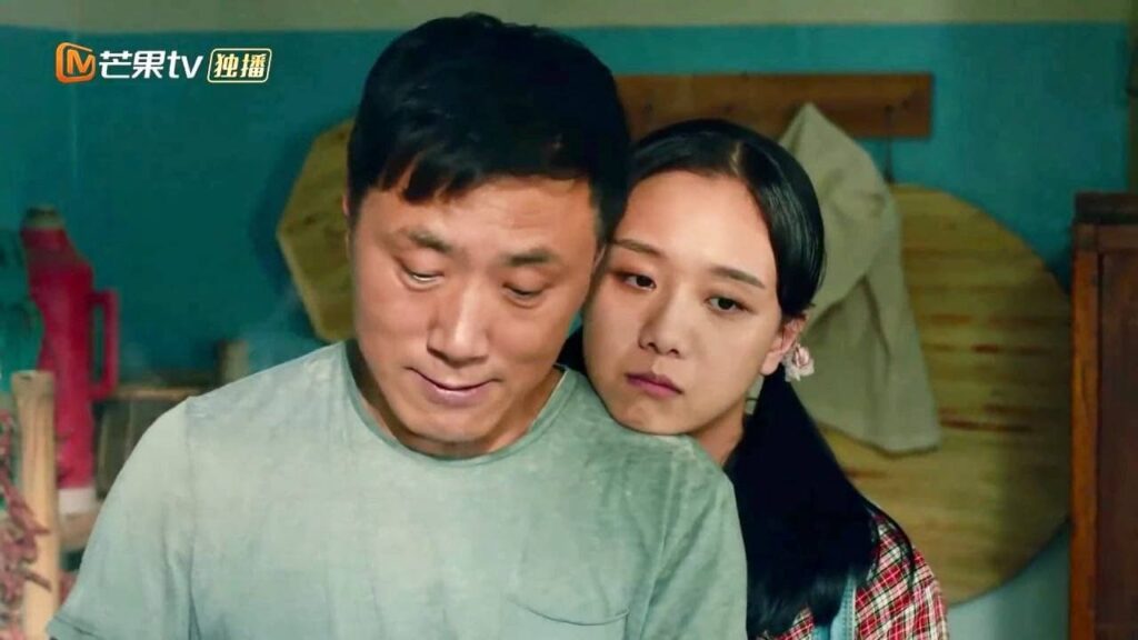 يحضر والدها الطعام للضيوف ,فتفرح  لانها ستتناول السمك بعد مدة 😂💔 ( شبابنا)