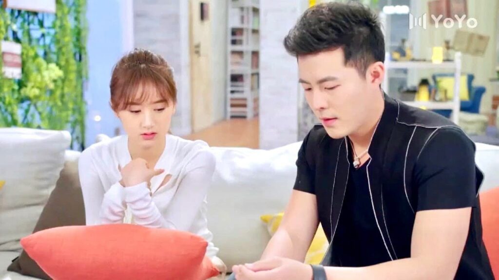 يعطيها قلادة كرمز لحبـه لها فتحدث الصدمة وتقبل بمشاعره بعد ان رفضته عدة مرات ❤️😍 ( تذكرني )