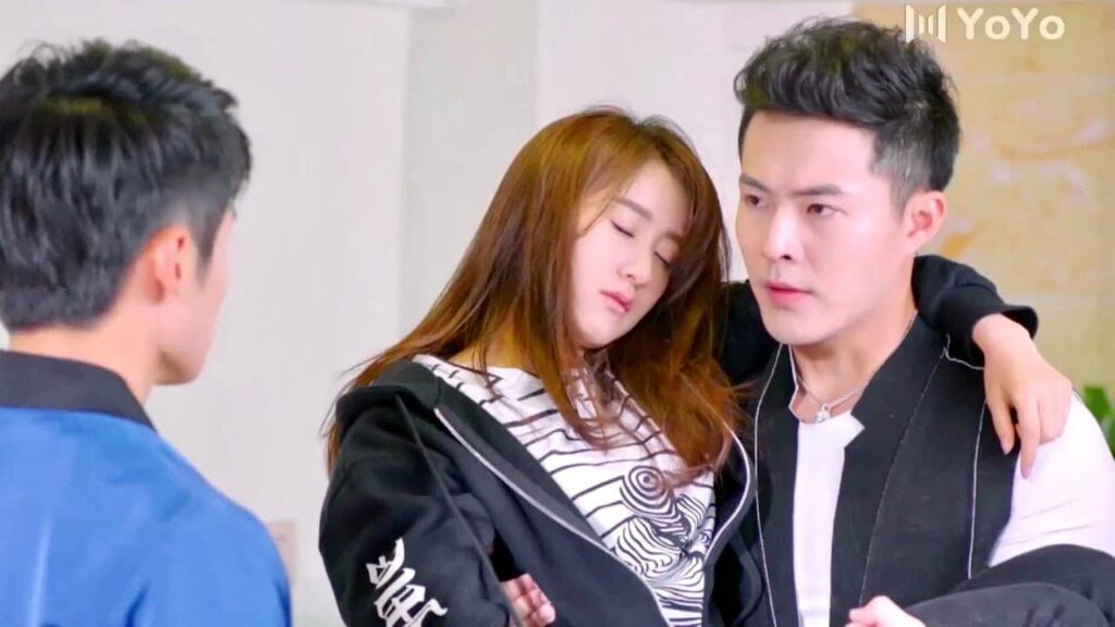 يركض وهو يحملها امام حبيبــها الذي تخلى عنها وتمرضت بسببه 😱💔 ( تذكرني )