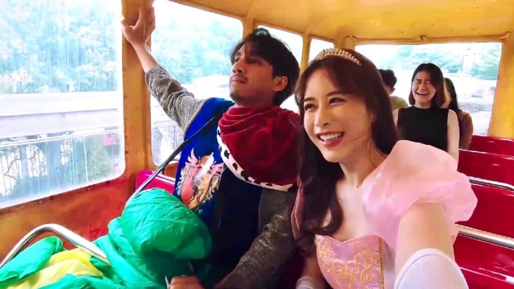 تذهب معه الى الملاهي و تجعله يركب عربة الموت ❤️( انتي جميلة )