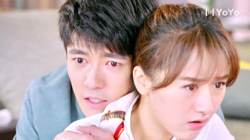 يحضن حبيبتـه وهي يتألم لانه تعرض لصدمة ونسى امرها 💔😭 ( تذكرني )