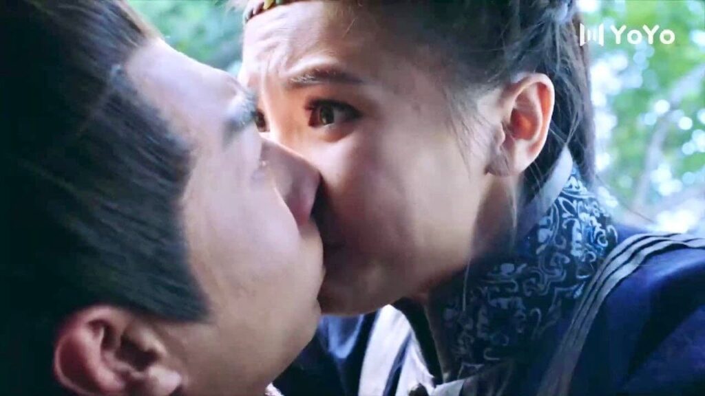 يقبلها حارسها الشخصي بينما يحميها 😱❤️ ( اسطورة طارد الارواح جونغ كوي )