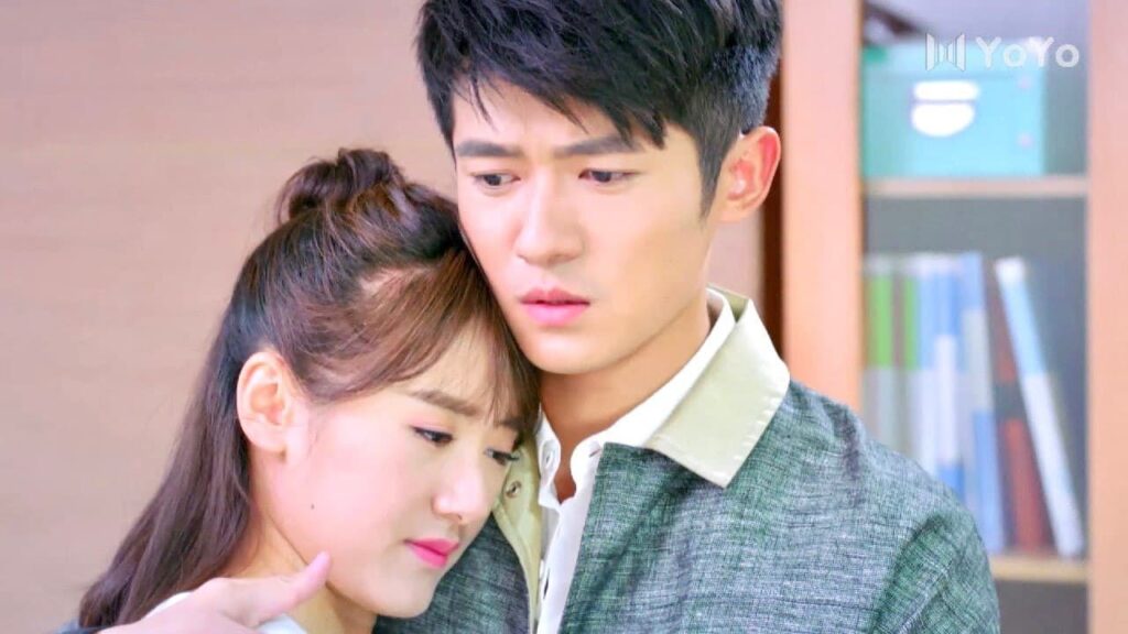 يحاول مواساة حبيبتــه التي تلقت اللوم من والدته 💔😭( تذكرني )