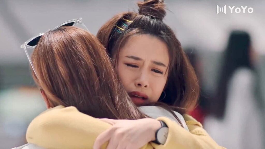 تنهار وتبكي لان صديقتها قررت السفر وتركها لانها قامت بإيذاء مشاعرها ❤️ ( انتي جميلة )