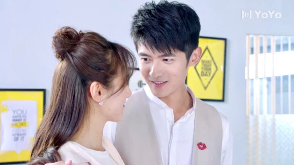 يفرح ويذهب الى مكان عمله ويخبر الجميع بانها وافقة على الزواج منه ❤️ ( تذكرني )