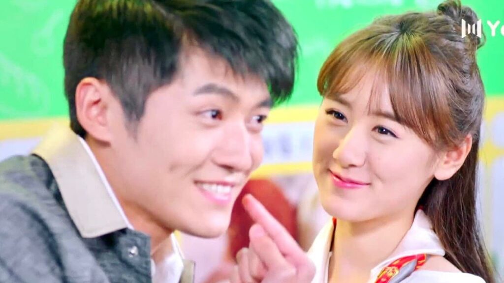 يستغلها ويطلب منها قبلـة في كل مساعدة تتلقاه منه ❤️ ( تذكرني )