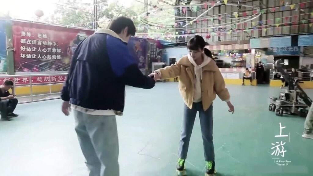 البطل يعلم البطلة التزلج بشكل لطيف وراء كواليس دراما نهر يجري خلاله