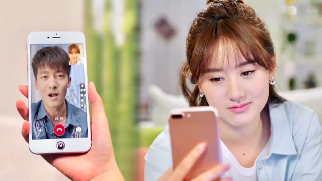 يعمل مع حبيبتـه مكالمة فيديو لانها حزينة ويحاول ا يخفف عنها ❤️😍 ( تذكرني )