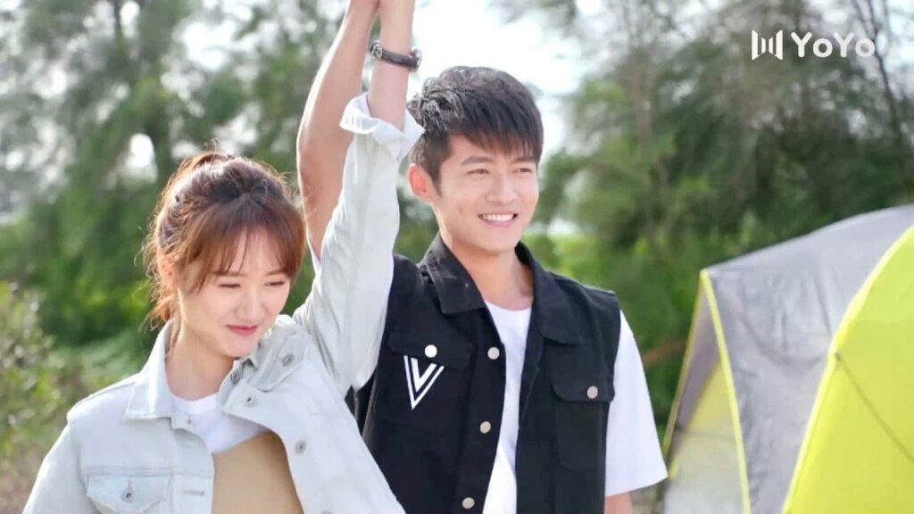 يرفع يدها ويخبر الجميع بانه يواعدها ❤️😍 ( تذكرني )