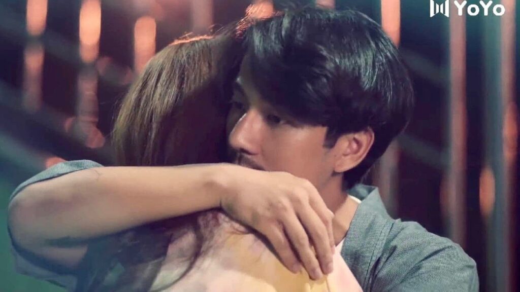 تبكي بين احضانه لانها اكتشفت بان صديقتها كانت تواعد حبيبها💔😭 ( انتي جميلة )