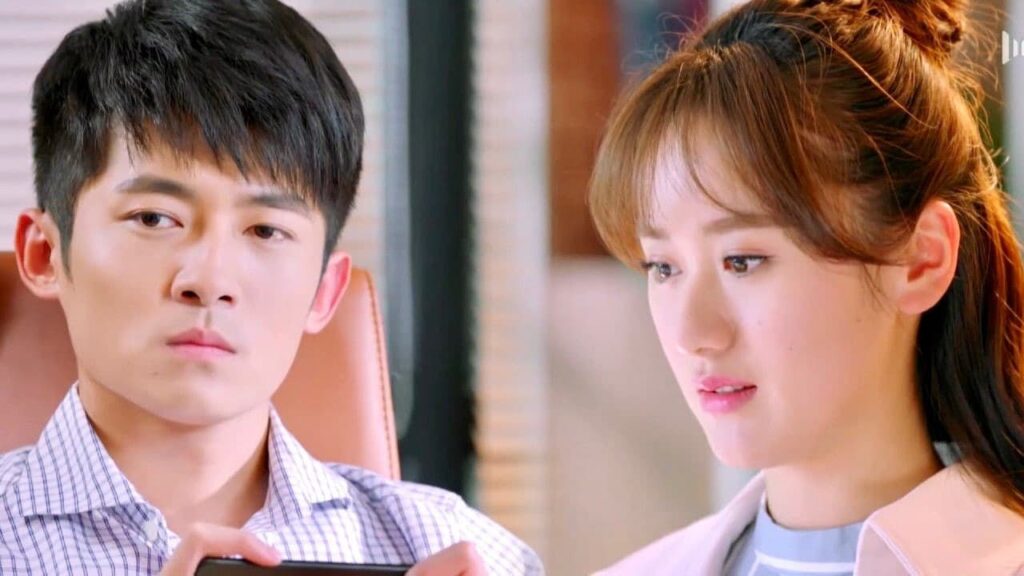 يسخر من عملها و يرفضه بدون ان يطلع عليه لكنها تتحمل ذلك لانها تحبــه 🥺💔 ( تذكرني )