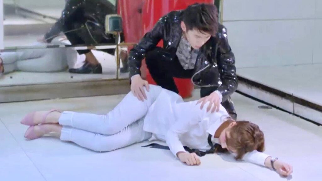 تثمل مساعدته الشخصية و تفقد الوعي لانه يصعب الامور عليها  😱❤️ ( تذكرني )