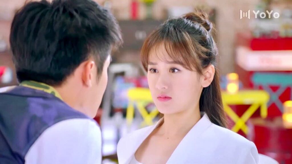 يشعر بالخجل من التقرب منها فيغير الموضوع بشكل ساخر ❤️😂 ( تذكريني)