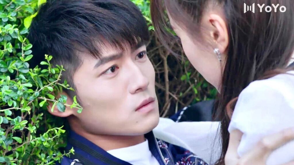 يتظاهر الرئيس أمامها  بالقسوة و البرود لكنهٌ يهتم بها و يحميها 🥺😍 ( تذكرنــي )