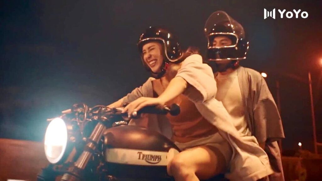 يجعل صديقته تقود دراجته لكي يسعدها لكنها كادت ان تتسبب بحادث 😱💔( انتي جميلة )