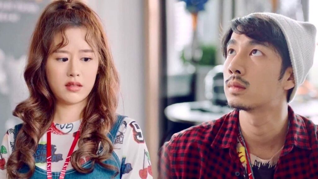 يشعر بالغيرة لانها لا تكف عن الابتسام بعد ان حصلت هدية من الرئيس 😂❤️ ( انتي جميلة )