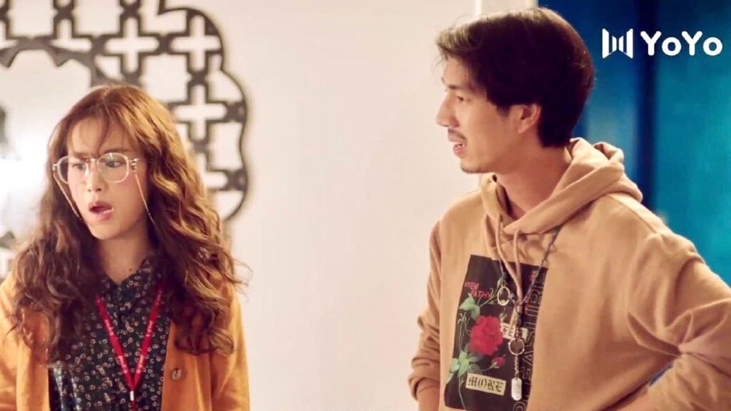 تشعر بالاحراج وترفض الاعتناء برئيسها وهو ثمل فتطلب المساعدة من صديقها ( انتي جميلة )