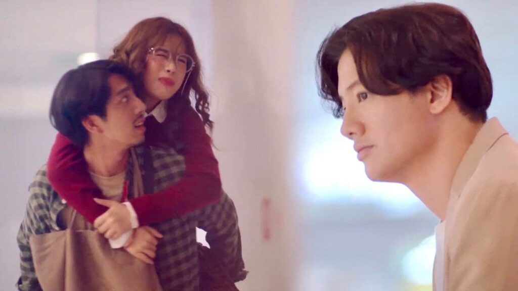 تمزق حذائها فحملها لكن يراهم الرئيس و يشتعل غضبا 💔 ( انتي جميلة )