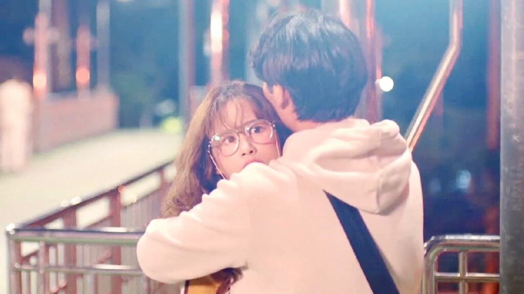 يقوم باحتضانها لكي لا ترى صديقتها وهي تقبل صديقها الذي تحبـه 💔 ( انتي جميلة )