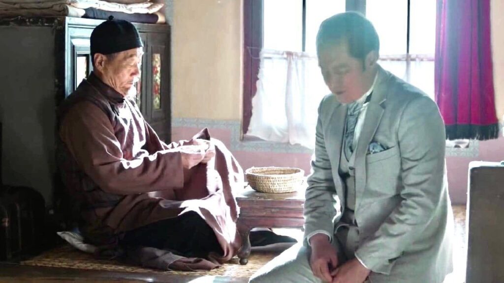 يطلب الاب من ابنه ان يطرد زوجتـه لانها لا تفهم التقاليد و تحرجهم 😱 ( الحانة الاسطورية )