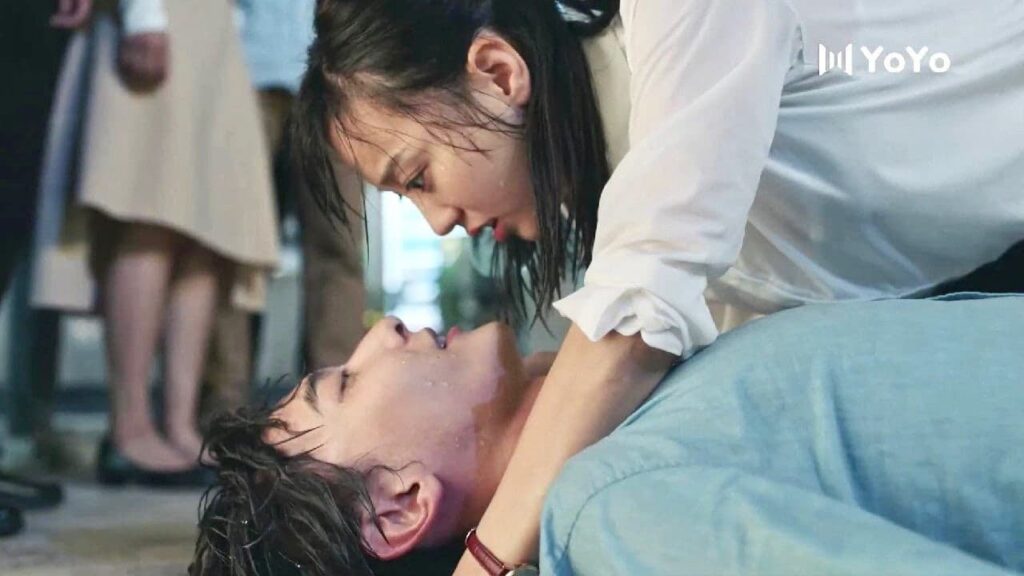 تظاهر بالموت لتعطيه قبلة الحياة 😍❤️ ( نهر يجري خلاله )