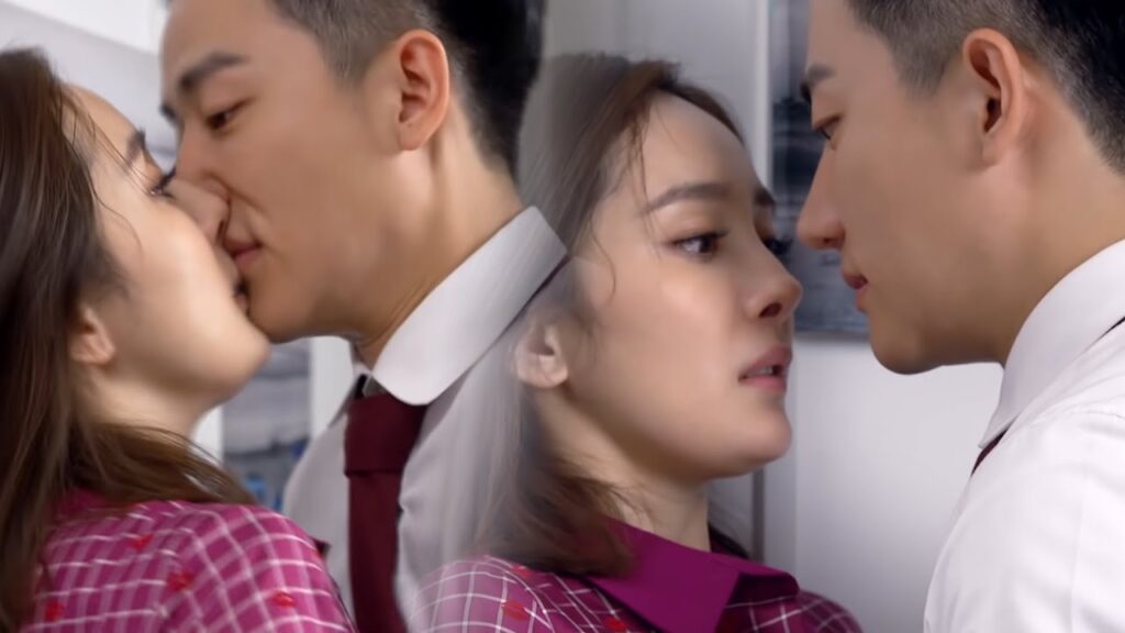 تدخل فتاته غرفته محاولة اكتشاف سره ولكن مشاعرهما تثار بقبلة مفاجئة❤️مشهد رومانسي من "عزيزي المترجم"