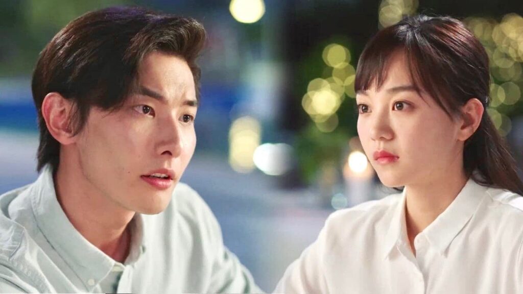 يدعوها الى مطعم رومانسي ويحاول التغزل بها لكنها تغضب و ترميه في حوض السباحة 😱( نهر يجري خلاله)