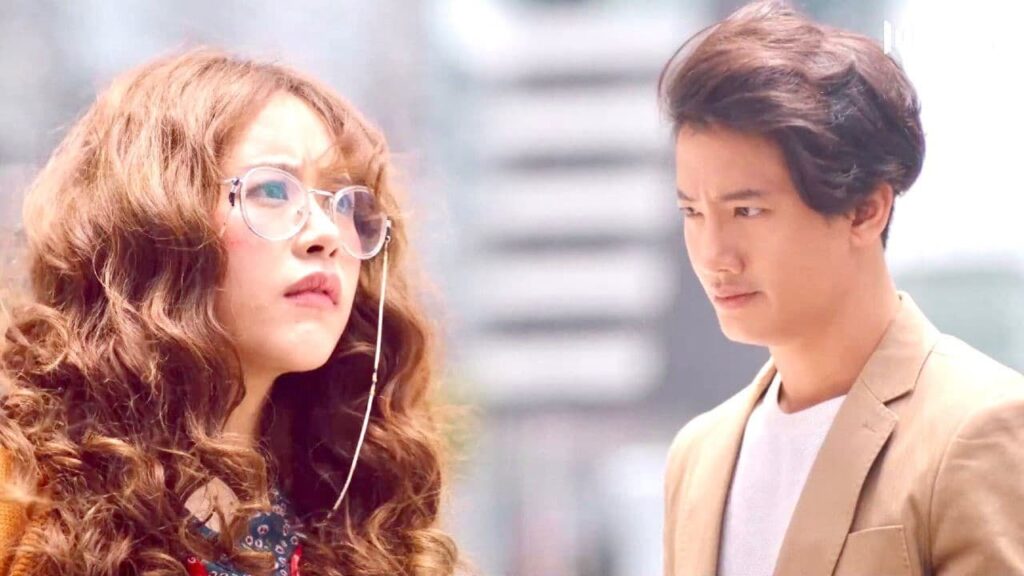 تذهب في رحلة مع الرئيس لكن يأمرها بان تبقى صامته طوال الرحلة ❤️😂 ( انتي جميلة )