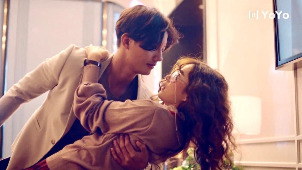 تحمر خجلا لانها وقعت بين احضان الرئيس الوسيم ❤️ ( انتي جميلة )