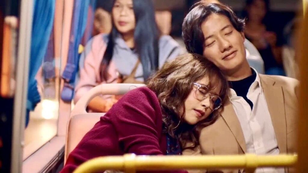 يقوم الرئيس المتعجرف بملاحقة موظفته و يجعلها تنام على كتفه ❤️ ( انتي جميلة )