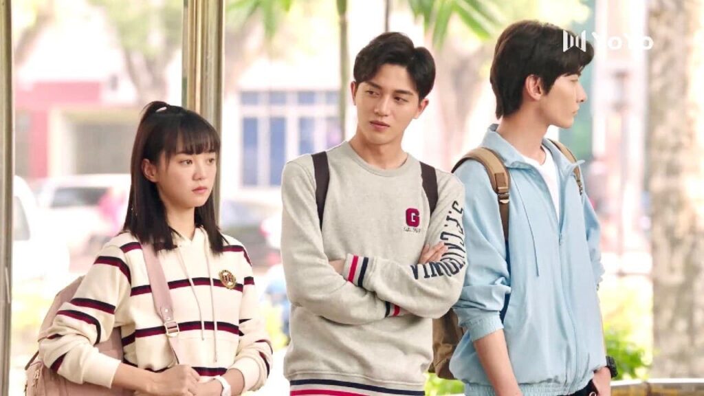 يتجب الوقوف بجانب حبيبته ولكنه يساعدها بحمل حقيبتها لانها ثقيلة 💔😭 ( نهر يجري خلاله ) يتجب الوقوف بجانب حبيبته ولكنه يساعدها بحمل حقيبتها لانها ثقيلة 💔😭 ( نهر يجري خلاله )