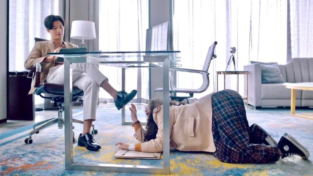 تحاول ان تأخذ الشي العالق في حذاء الرئيس المتعجرف دون ان يعلم 🤣❤️ ( انتي جميلة )