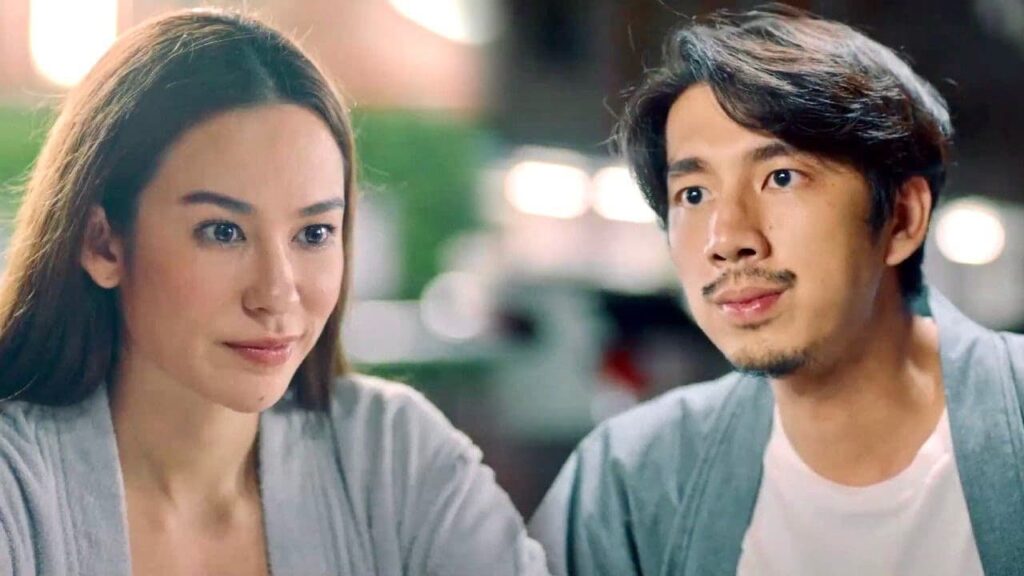 يخبرها ان لاتنظر اليه هكذا لكونه غني يطلب منها ان تعامله كشخص عادي❤️ ( انتي جميلة )