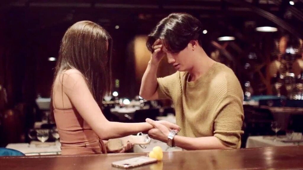 تثمل فيحاول شخص التقرب منها لكنه يظهر و ياخذها معه ❤️ ( انتي جميلة )