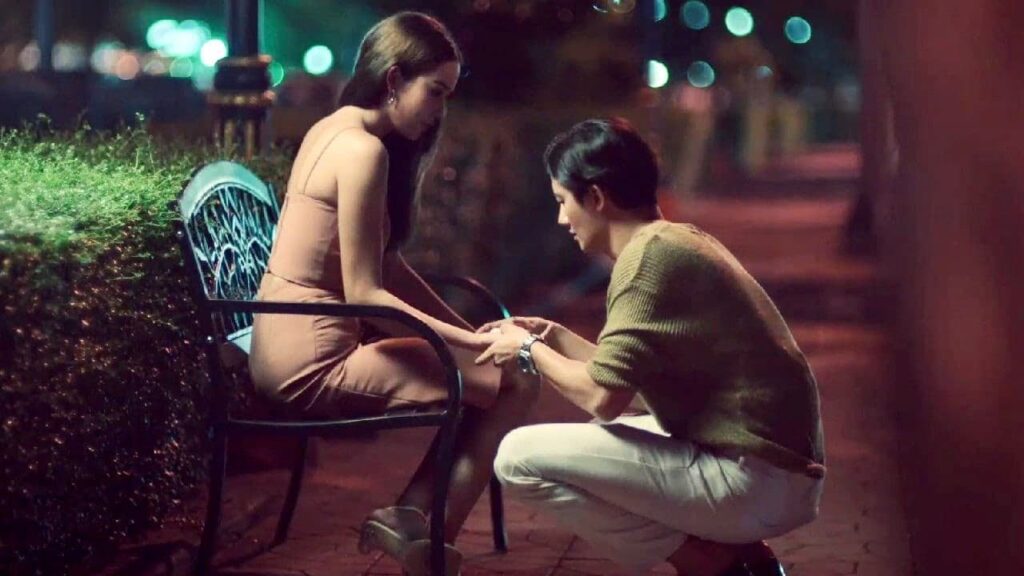 يعالج اصابتها و ياخذها الى مكان ساحر ويبدأ بالحديث عن حياته لها❤️ ( انتي جميلة )