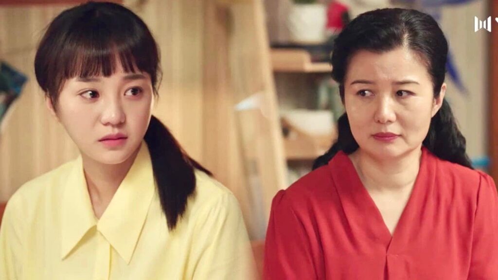 تعطي ابنتها المال لكي تدخل التخصص الذي تريده ❤️😍 ( نهر يجري خلاله )